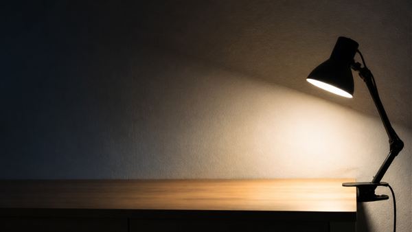 在宅ワークの照明はどれくらいの明るさが必要か｜数字より「差」を減らす